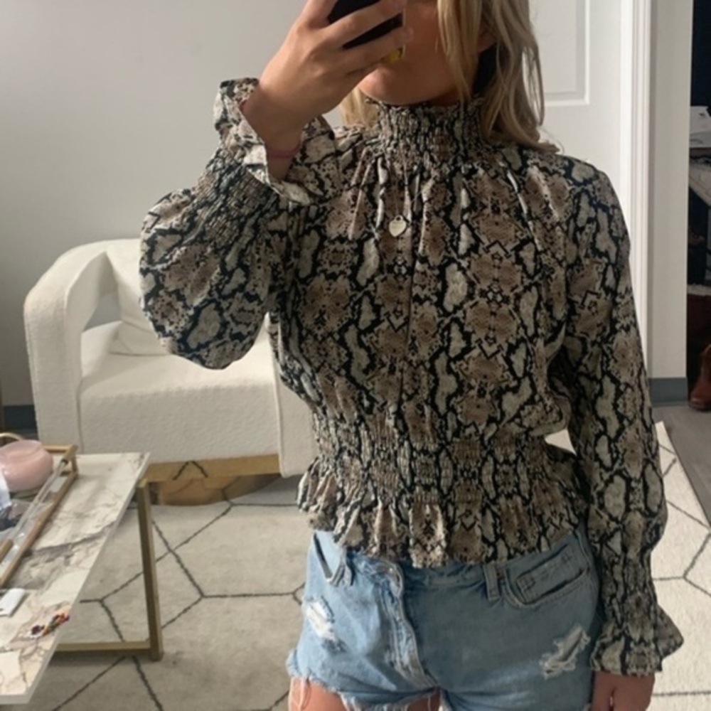 ✅ Amur Blouse Snakeskin Print Long Sleeve